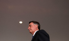 Le président brésilien Jair Bolsonaro arrive au Palais Alvorada à Brasilia pour faire une déclaration à la presse
