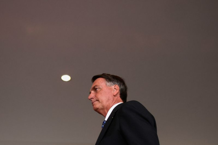 Le président brésilien Jair Bolsonaro arrive au Palais Alvorada à Brasilia pour faire une déclaration à la presse