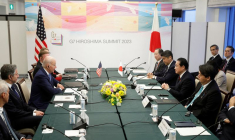 Photo du président américain Joe Biden et du Premier ministre japonais Fumio Kishida lors d'une réunion bilatérale avant le sommet des dirigeants du G7 à Hiroshima