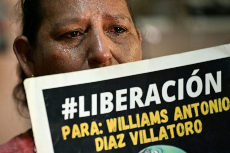 Gladis Villatoro, 55 ans, mère de Williams Diaz, détenu dans le cadre de l'état d'exception, fond en larmes lors d'un entretien avec l'AFP à son domicile de Soyapango, au Salvador, le 8 mars 2026 ( AFP / STRINGER )