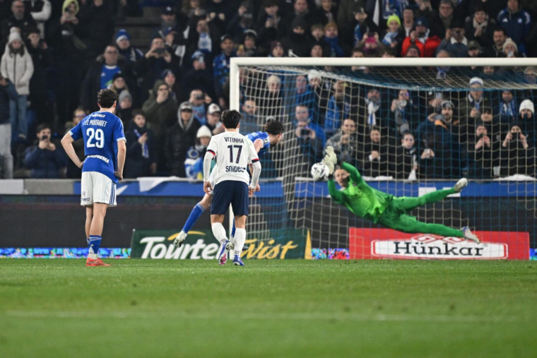 Luis Enrique caresse Safonov dans le sens du poil