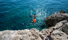 Un jeune saute de la corniche à Marseille le 11 août 2026 ( AFP / Miguel MEDINA )