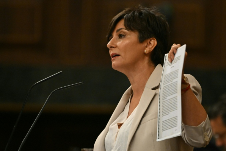 La ministre espagnole du Logement et de l’Agenda urbaine, Isabel Rodríguez, prononce un discours lors d’une session parlementaire extraordinaire visant à voter un décret gouvernemental sur le logement, le 2 octobre 2026, au Congrès des députés à Madrid ( AFP / JAVIER SORIANO )