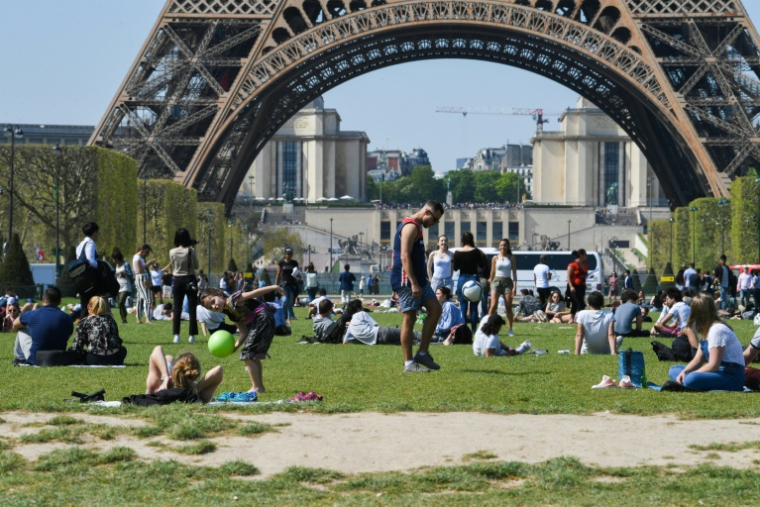 Sur la pelouse du Champ-de-Mars au printemps ( AFP / ALAIN JOCARD )
