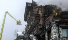 Des pompiers luttent contre un incendie dans un hôtel de la station de Courchevel, le 28 janvier 2026 en Savoie ( AFP / Alex MARTIN )