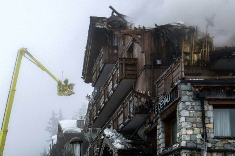 Des pompiers luttent contre un incendie dans un hôtel de la station de Courchevel, le 28 janvier 2026 en Savoie ( AFP / Alex MARTIN )