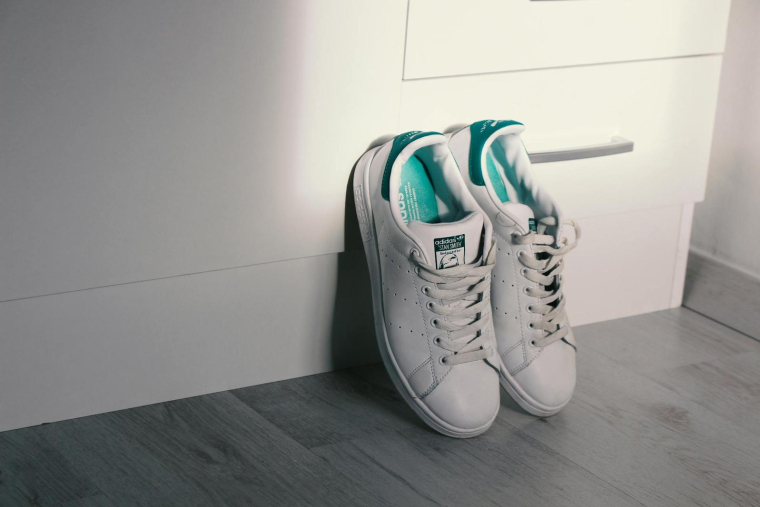 Une version espadrille de la Stan Smith est sorti pour cet été. (illustration) (Pexels / HamZa NOUASRIA)
