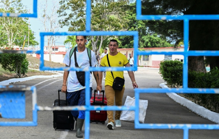 Des détenus sortent de la prison de La Lima après leur libération, le 3 avril 2026 à La Havane, à Cuba ( AFP / YAMIL LAGE )