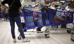 Des clients font leurs courses dans un hypermarché Carrefour à Nice, à côté de chariots de supermarché