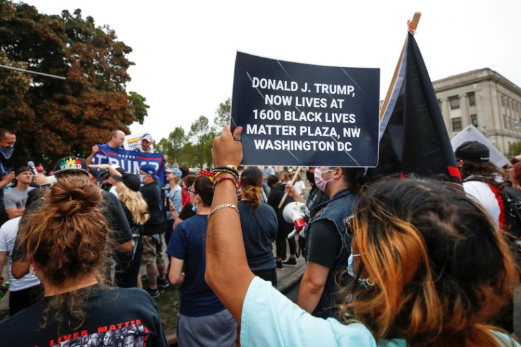 LES MANIFESTANTS ANTIRACISTES RÉSOLUS À POURSUIVRE MALGRÉ LA RHÉTORIQUE SÉCURITAIRE DE TRUMP