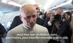 "Pas de réponse": le pape réagit aux critiques de Trump à bord de l'avion papal