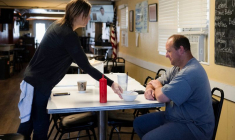 Une serveuse sert un client chez Pete's, un restaurant de barbecue à Smith Center, Kansas