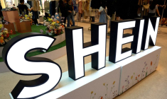 Vue d'un pop-up store Shein dans un centre commercial de Singapour.