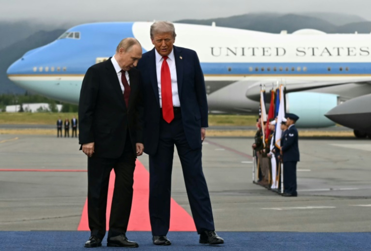 Le président américain Donald Trump et le président russe Vladimir Poutine sur la base militaire Elmendorf-Richardson en Alaska, le 15 août 2025 ( AFP / ANDREW CABALLERO-REYNOLDS )