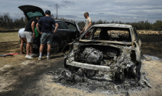 Une voiture brûlée dans le feu de forêt à Sigean (Aude) le 27 juillet 2025 ( AFP / Ed JONES )