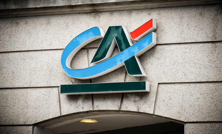 Le logo Crédit Agricole sur une agence du groupe (crédit photo : Adobe Stock )