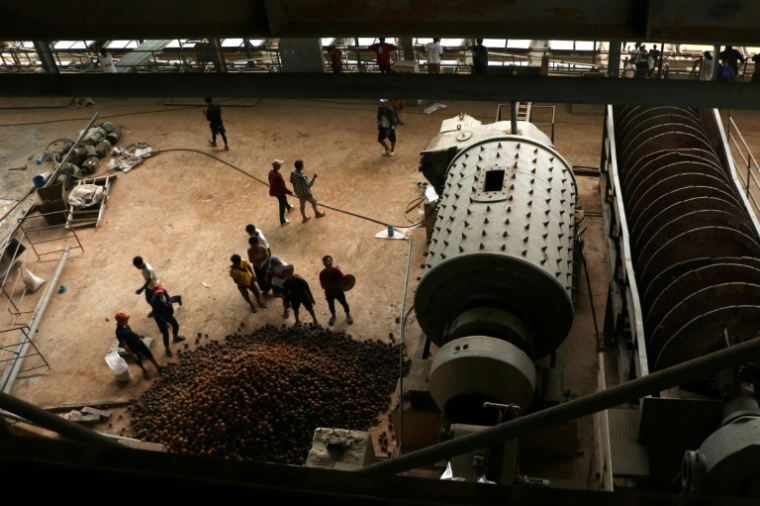 Des membres de l'ethnie Pradawng à l'intérieur d'une mine d'extraction de plomb lors d'un rassemblement de protestation à Pekon, dans l'État Shan, le 2 mai 2025 en Birmanie ( AFP / STR )