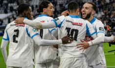 Les joueurs marseillais se congratulent après le but de Mason Greenwood (N.10), face à Rennes en Coupe de France, le 3 février 2026 au Vélodrome ( AFP / MIGUEL MEDINA )