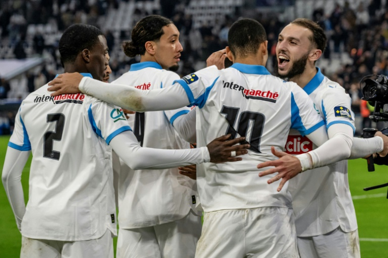 Les joueurs marseillais se congratulent après le but de Mason Greenwood (N.10), face à Rennes en Coupe de France, le 3 février 2026 au Vélodrome ( AFP / MIGUEL MEDINA )