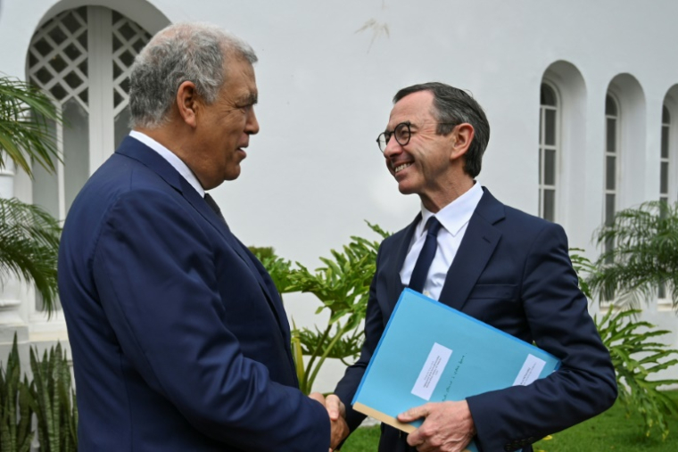 Le ministre marocain de l'Intérieur Abdelouafi Laftit (gauche) accueille à Rabat son homologue français Bruno Retailleau le 14 avril 2025 ( AFP / - )