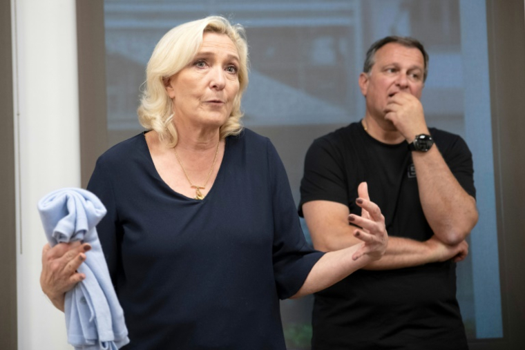 Marine Le Pen (g), présidente du groupe parlementaire du Rassemblement national (RN), et le vice-président du parti et maire de Perpignan, Louis Aliot, le 29 mai 2025 à Nouméa, en Nouvelle-Calédonie ( AFP / Delphine MAYEUR )