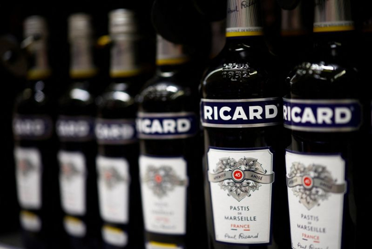 Des bouteilles de Ricard dans un supermarché