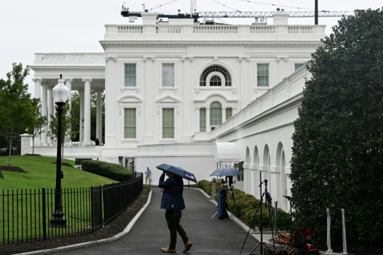 Des membres de la presse devant la Maison Blanche à Washington, le 21 septembre 2026 ( AFP / Alex WROBLEWSKI )
