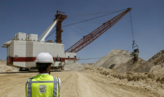 Du phosphate est extrait puis acheminé vers une zone de stockage dans la mine de phosphate à ciel ouvert de Sidi Chennane,  près de Khouribga, dans l'ouest du Maroc, le 30 juin 2026  ( AFP / Abdel Majid BZIOUAT )