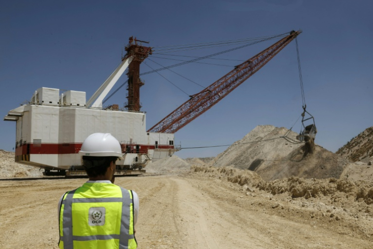 Du phosphate est extrait puis acheminé vers une zone de stockage dans la mine de phosphate à ciel ouvert de Sidi Chennane,  près de Khouribga, dans l'ouest du Maroc, le 30 juin 2026  ( AFP / Abdel Majid BZIOUAT )