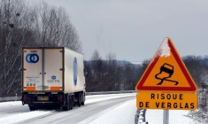 La vigilance orange neige/verglas a été étendue à 23 départements dans les régions s'étendant de la Bretagne à la Normandie et au bassin parisien ainsi que les Pays de la Loire et le Poitou-Charentes ( AFP / ROBERT FRANCOIS )