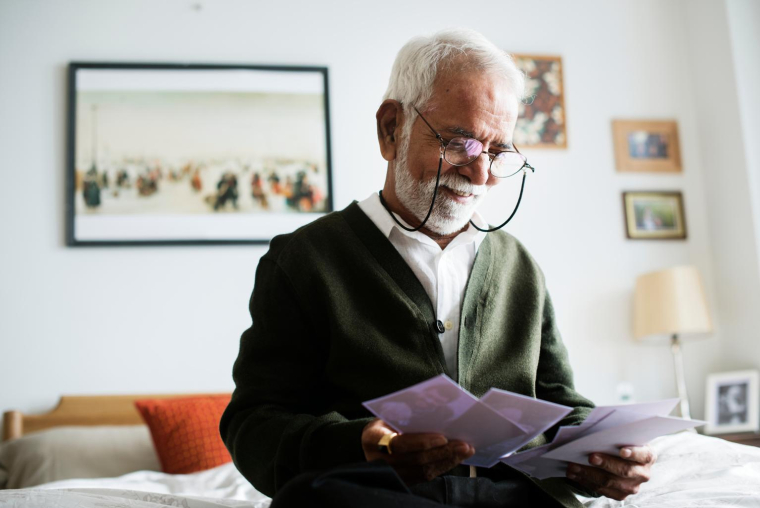 Au décès de votre époux(se), ou ex-époux(se), et si celui-ci était salarié ou travailleur indépendant, vous pouvez obtenir une pension de réversion ( crédit photo : Rawpixel.com/Shutterstock / Rawpixel.com )