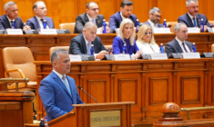 Le Premier ministre désigné Adrian Vestea s'adresse au Parlement lors d'un vote pour investir le nouveau gouvernement, le 22 juin 2026 à Bucarest, en Roumanie ( AFP / Mihai Barbu )