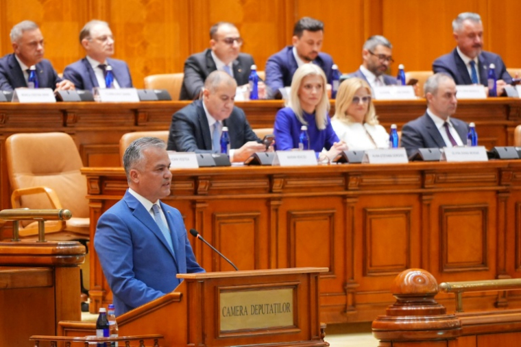 Le Premier ministre désigné Adrian Vestea s'adresse au Parlement lors d'un vote pour investir le nouveau gouvernement, le 22 juin 2026 à Bucarest, en Roumanie ( AFP / Mihai Barbu )