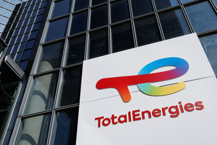 Le logo de TotalEnergies sur le gratte-ciel du siège de la société à Paris