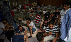 Des migrants au port de Kalamata en Grèce après avoir été secourus d'un naufrage