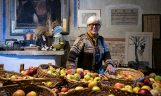 L'agronome italienne Isabella Dalla Ragione pose dans une petite église où elle entrepose des fruits cultivés par sa fondation à but non lucratif Archeologia Arboreas, à San Lorenzo di Lerchi, un hameau de Città di Castello, en Italie, le 7 novembre 2025 ( AFP / Tiziana FABI )