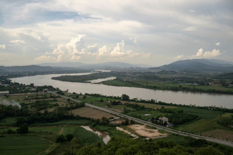 Le Mékong coule dans le triangle d'or à la frontière entre Thaïlande, Birmanie et Laos, le 4 juin 2026 (  / Lillian SUWANRUMPHA )