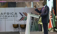 Le président kényan William Ruto prononce un discours lors d’une séance plénière des chefs d’État et de gouvernement pendant le sommet " Africa Forward" à Nairobi, le 12 mai 2026 ( AFP / Tony KARUMBA )