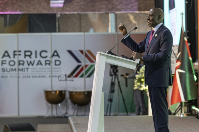 Le président kényan William Ruto prononce un discours lors d’une séance plénière des chefs d’État et de gouvernement pendant le sommet " Africa Forward" à Nairobi, le 12 mai 2026 ( AFP / Tony KARUMBA )