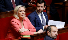 Marine le Pen et les députés RN Jean-Philippe Tanguy (C) et Sébastien Chenu (D) le 28 avril 2025 à l'Assemblée nationale à Paris ( AFP / Ludovic MARIN )