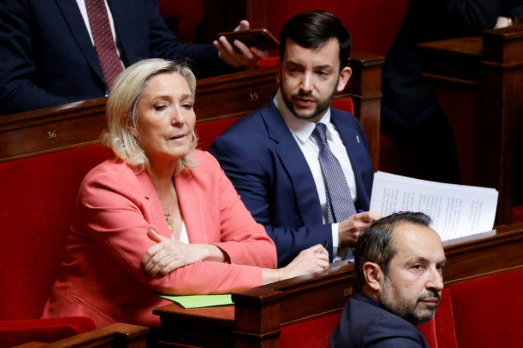 Marine le Pen et les députés RN Jean-Philippe Tanguy (C) et Sébastien Chenu (D) le 28 avril 2025 à l'Assemblée nationale à Paris ( AFP / Ludovic MARIN )