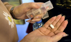 Une femme atteinte de la maladie de Parkinson prend ses médicaments à Buenos Aires, le 26 août 2025 en Argentine ( AFP / JUAN MABROMATA )