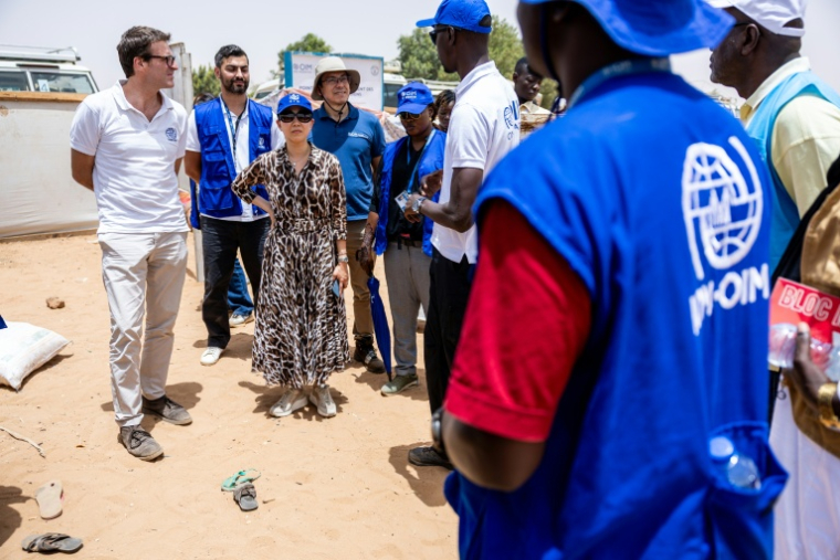La directrice générale adjointe de l'Organisation internationale pour les migrations (OIM), SungAh Lee, au poste-frontière d'Adré, au Tchad, le 8 juin 2026 ( AFP / Joris Bolomey )