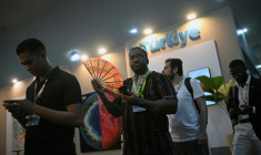 Des visiteurs sur le stand de la Turquie à la COP30 de Belem, au Brésil,  le 13 novembre 2025.  ( AFP / Mauro PIMENTEL )