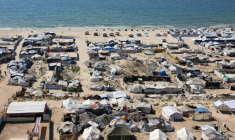 Camp de tentes le long de la côte, à l'ouest de la ville de Gaza le 19 juillet 2025 ( AFP / Omar AL-QATTAA )