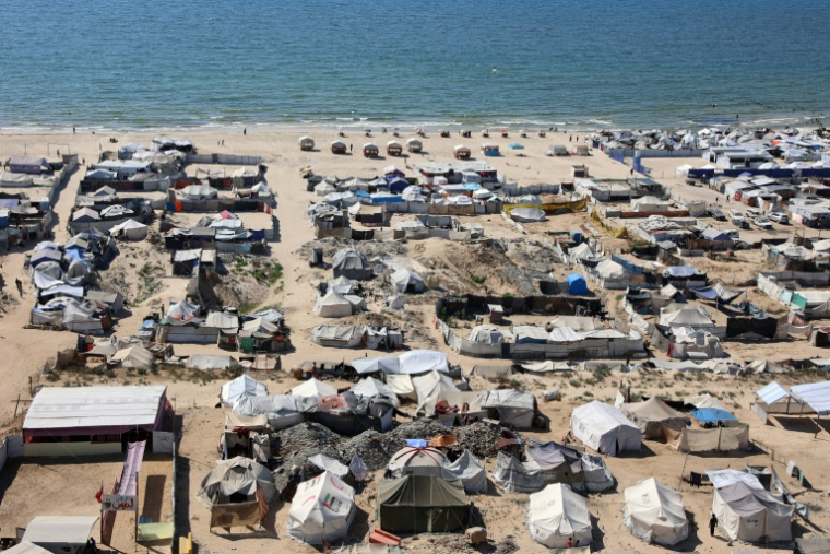 Camp de tentes le long de la côte, à l'ouest de la ville de Gaza le 19 juillet 2025 ( AFP / Omar AL-QATTAA )