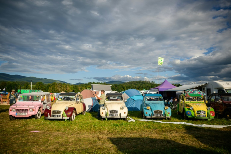 Des 2CV du constructeur français Citroën rassemblées à Postojna en Slovénie, le 30 juillet 2025  ( AFP / Jure Makovec )