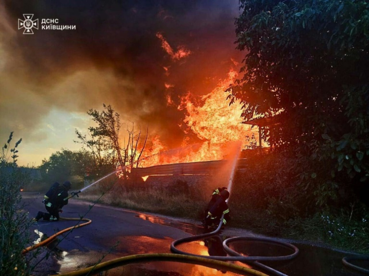 Photo prise et publiée par le service d'urgence de l'État ukrainien, le 9 juillet 2025, de pompiers éteignant un incendie après une attaque russe dans la région de Kiev ( Service d'urgence de l'État ukrainien / Handout )