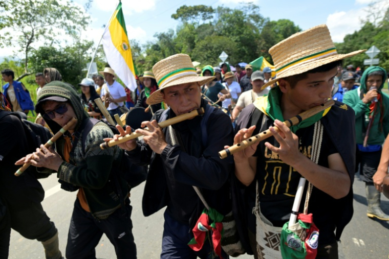 Des musiciens indigènes jouent de la flute pendant une manifestation contre le gouvernement du nouveau président colombien Abelardo de la Espriella au sommet des Peuples indigènes du sud-ouest de la Colombie,  à Caldono, dans le département de la Cauca, sud-ouest de la Colombie, le 14 octobre 2026 ( AFP / Joaquin SARMIENTO )