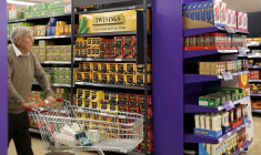 Un client passe devant un rayon de thé Twinings dans un supermarché Sainsbury's